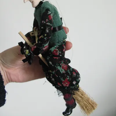 Magdalena – Petite Sorcière Porte-Bonheur (Pièce Unique)